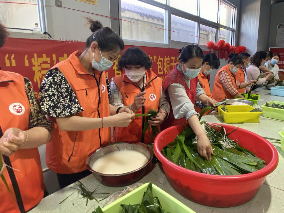 青口供電所黨支部聯(lián)合生產(chǎn)生活服務(wù)中心分會、黃沙坨社區(qū)，共同舉辦“悠悠艾草香 濃濃端午情”系列活動。.png